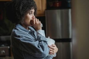 A panic attack can often cause various physiological symptoms, like increased heart rate, shallow breathing, sweating profusely.